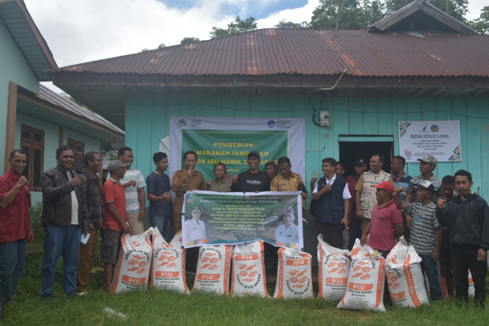 Anggota Kelompok Budidaya Ikan Air Tawar Bantuan Pakan Ikan Bagi Kelompok Budidaya Ikan di desa Golo Loni, Kec. Rana Mese, Kab. Manggarai Timur